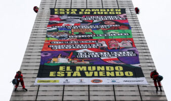 'La pelota vuelve a casa, ¿y nuestros hijos cuándo?' Colectivos llevan exigencia por desaparecidos a la Estela de Luz