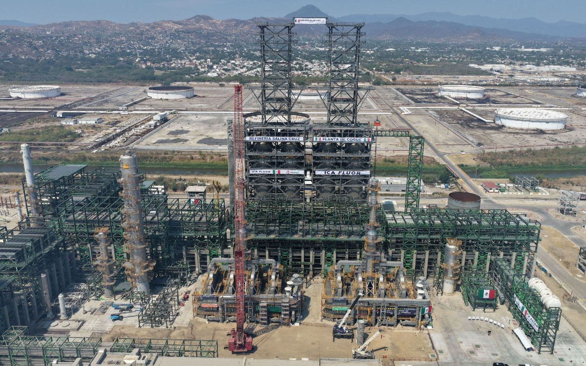 Flamazo deja tres trabajadores lesionados en refinería de Pemex Flamazo deja tres trabajadores lesionados en refinería de Pemex