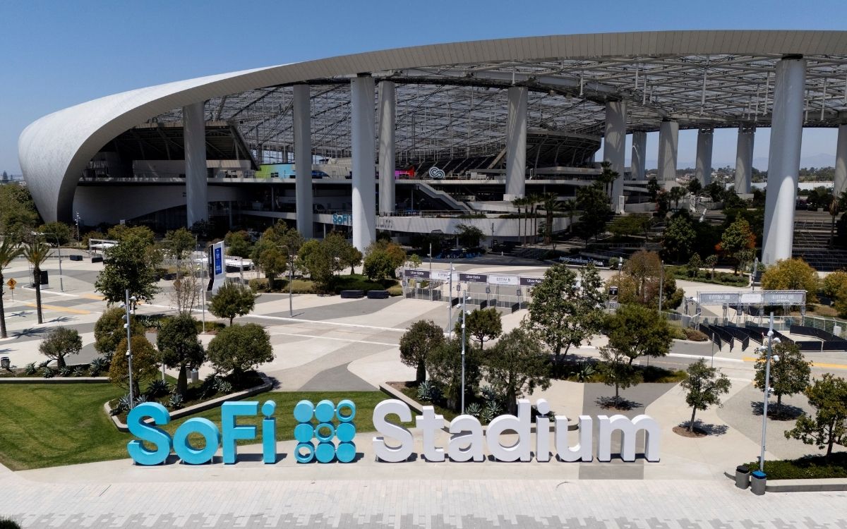 Trabajadores del estadio SoFi en Los Ángeles logra