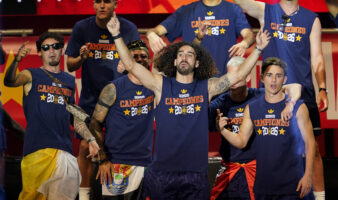 Cucurella cumple su promesa y se tatúa a Luis de la Fuente