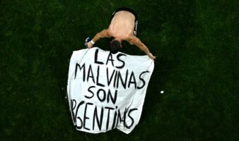 Reino Unido exige investigación por pancarta argentina