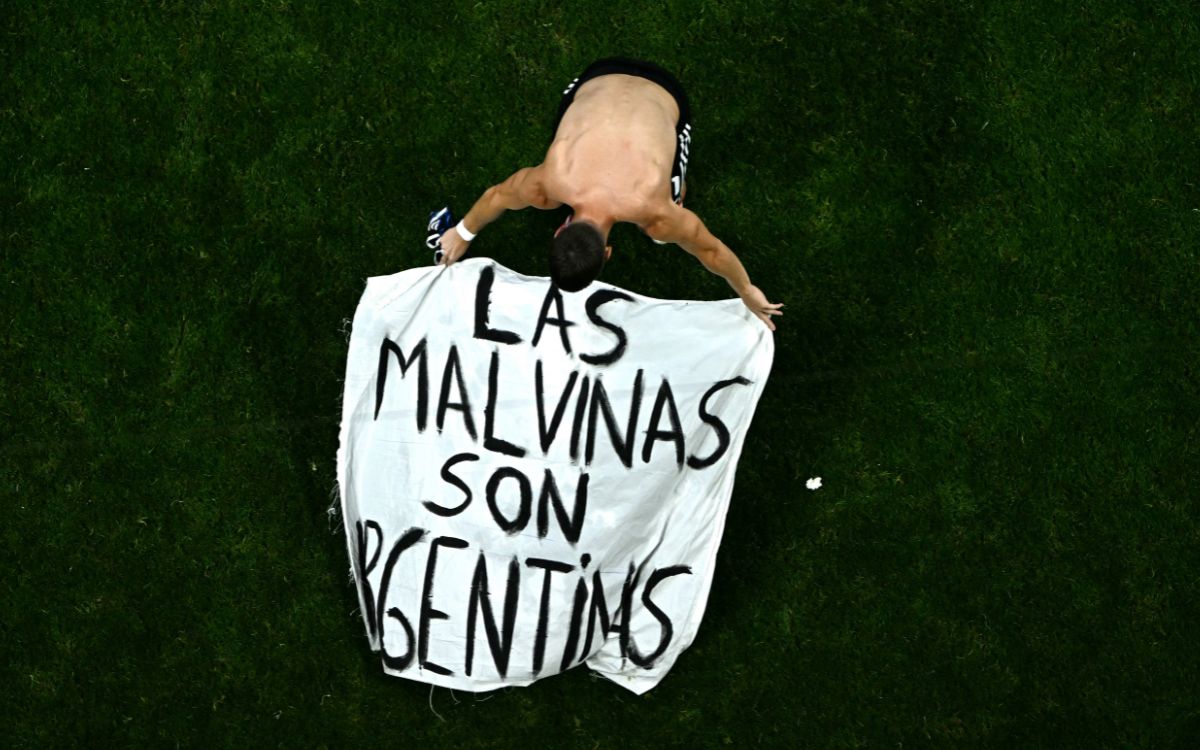 Reino Unido exige investigación por pancarta argentina Reino Unido exige investigación por pancarta argentina