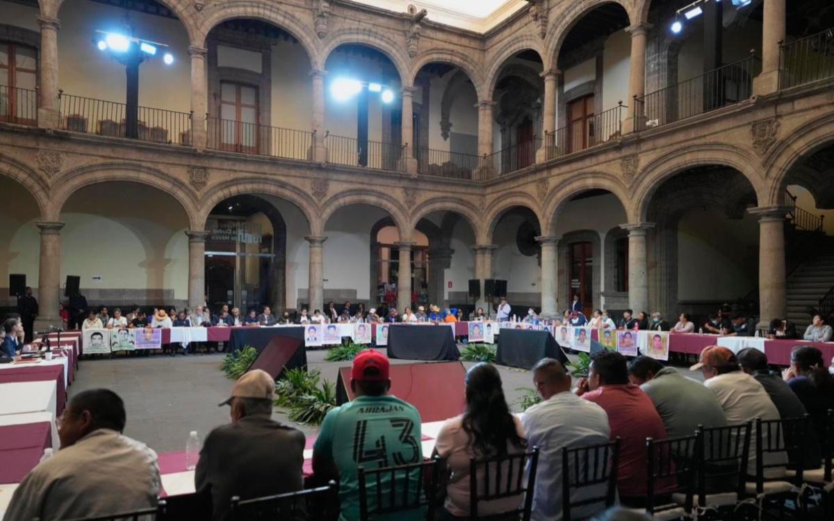 CNDH exculpa al Ejército y revictimiza a las familias: Padres de los 43 normalistas desaparecidos CNDH exculpa al Ejército y revictimiza a las familias: Padres de los 43 normalistas desaparecidos