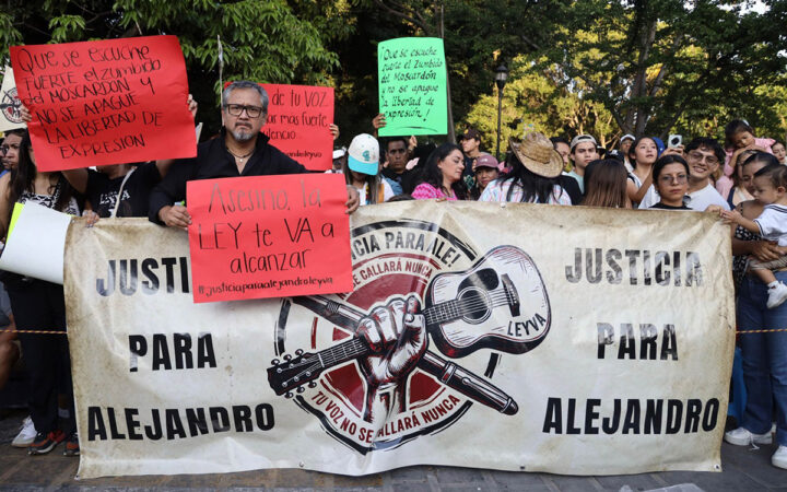 Familiares de Alejandro Leyva exigen justicia durante desfile de la Guelaguetza Familiares de Alejandro Leyva exigen justicia durante desfile de la Guelaguetza