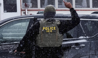 Agentes de ICE usarán guantes que dan descargas eléctricas