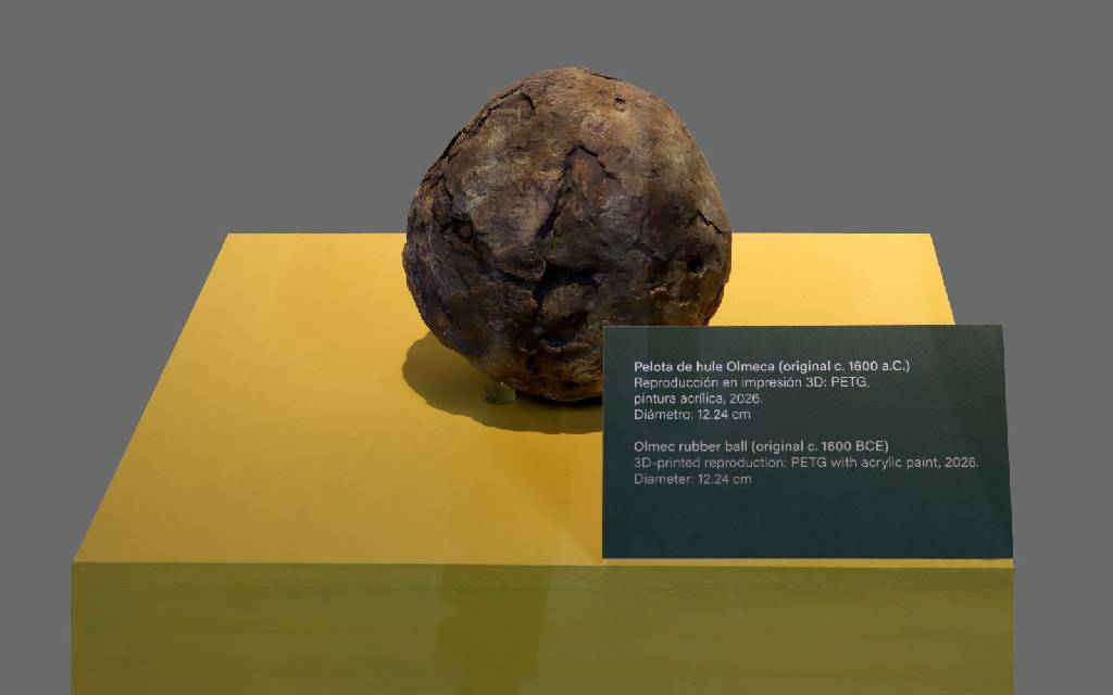 Réplicas de las pelotas de hule más antiguas de Mesoamérica son exhibidas en el Zócalo Réplicas de las pelotas de hule más antiguas de Mesoamérica son exhibidas en el Zócalo