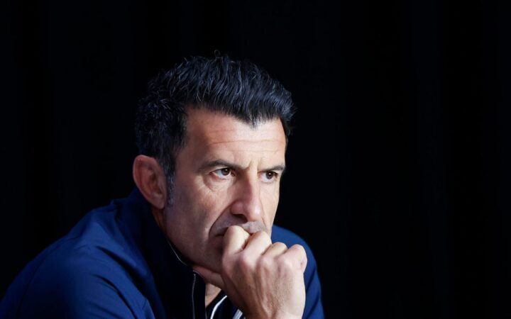 Figo pide la dimisión de Infantino: 'el comportamiento más bajo y cobarde que he visto' Figo pide la dimisión de Infantino: 'el comportamiento más bajo y cobarde que he visto'