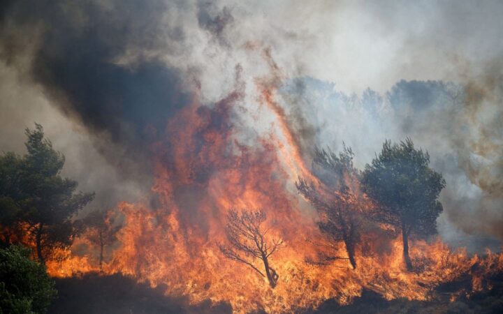 Atenas sigue bajo amenaza por incendios forestales
