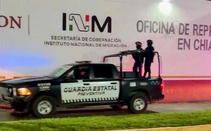 Migrantes denuncian extorsiones de 300 dólares en estación del INM de Chiapas Migrantes denuncian extorsiones de 300 dólares en estación del INM de Chiapas