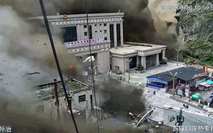 Decenas de muertos y desaparecidos por deslizamiento de tierra entre Nepal y China Decenas de muertos y desaparecidos por deslizamiento de tierra entre Nepal y China