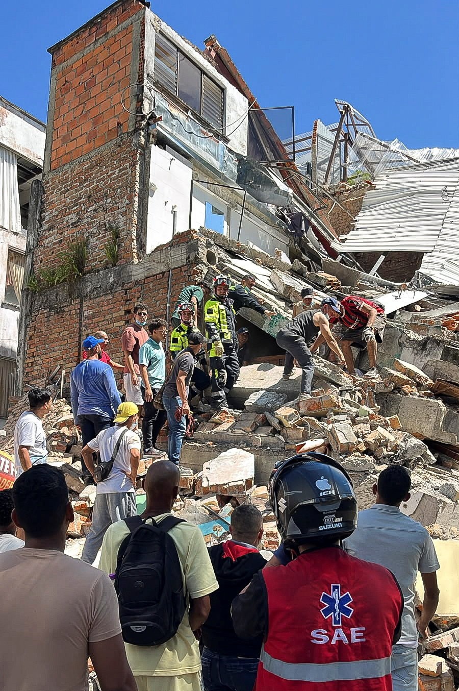 Residentes y personal de emergencia remueven los escombros de un edificio parcialmente derrumbado tras un terremoto en Pereira, Colombia, el 10 de agosto de 2026. REUTERS/Stringer