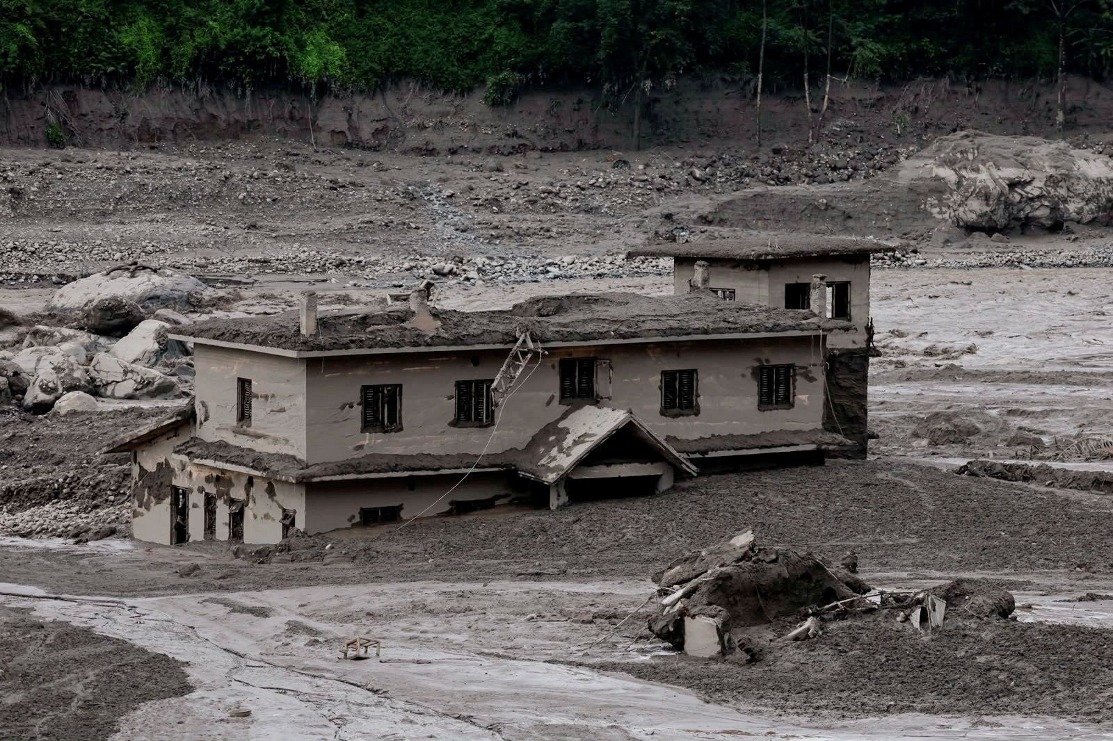 El barro cubre una propiedad tras una inundación repentina en Trishuli, en el distrito de Nuwakot (Nepal). REUTERS/Navesh Chitrakar