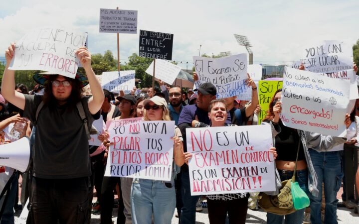 Estudiantes protestan contra examen de control de la UNAM Estudiantes protestan contra examen de control de la UNAM