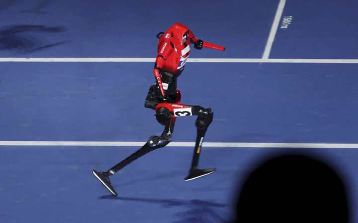 Humanoides compiten en Pekín y un robot chino supera el récord de Usain Bolt en 100 metros Humanoides compiten en Pekín y un robot chino supera el récord de Usain Bolt en 100 metros