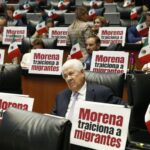 Integrantes de la bancada del PAN en el Senado se manifestaron con pancartas en contra de las políticas migratorias de Morena, con la leyenda "Morena traiciona a migrantes". FOTO: CUARTOSCURO/CUARTOSCURO.COM