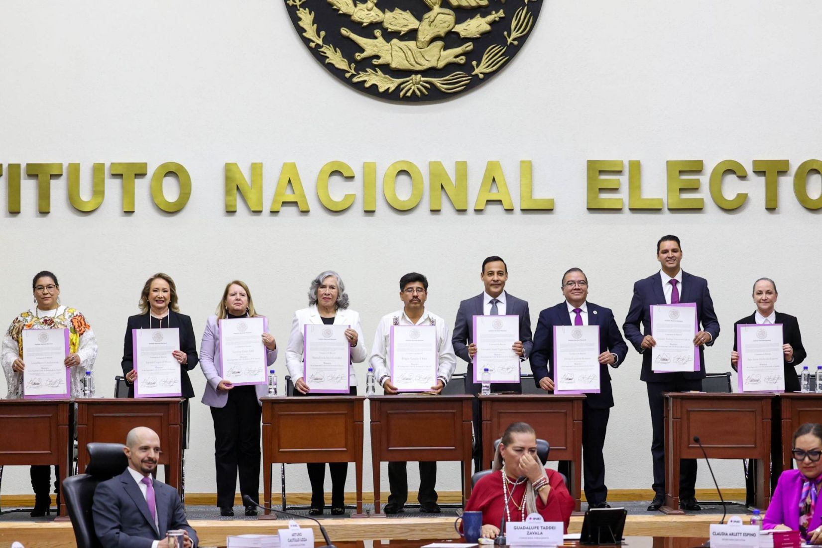 Lenia Batres, Yasmín Esquivel, Loretta Ortiz, María Estela Ríos, Hugo Aguilar, Giovanni Figueroa, Irving Espinosa, Arístides Guerrero, y Sara Irene Herrerías, muestran sus constancias de mayoría como ministros electos de la SCJN de la elección del Poder Judicial. Fotografía: Cuartoscuro / Moisés Pablo Nava