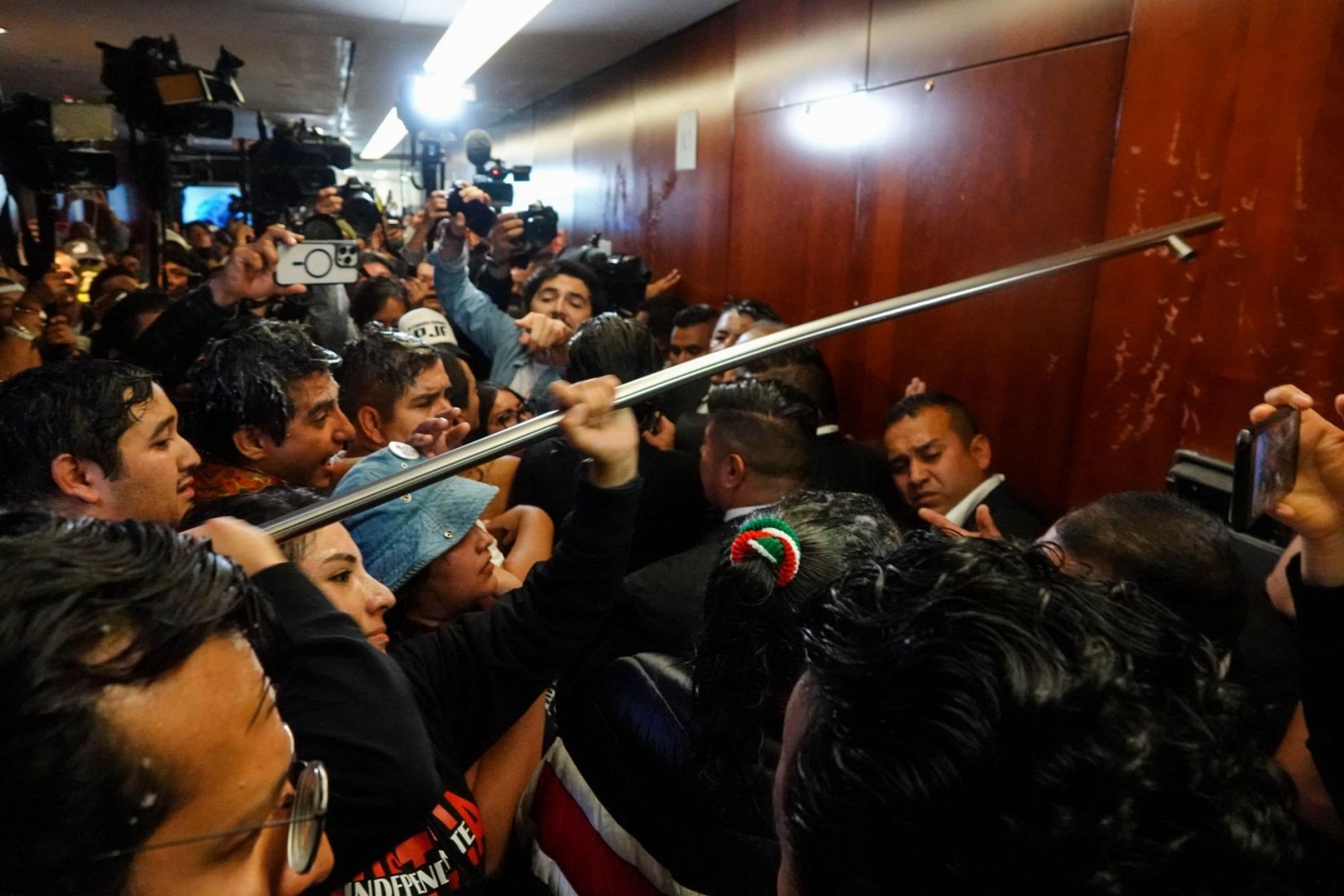 Manifestantes irrumpieron en el pleno del Senado cuando estaba la discusión de la reforma al Poder Judicial. Fotografía: Cuartoscuro / Galo Cañas Rodríguez