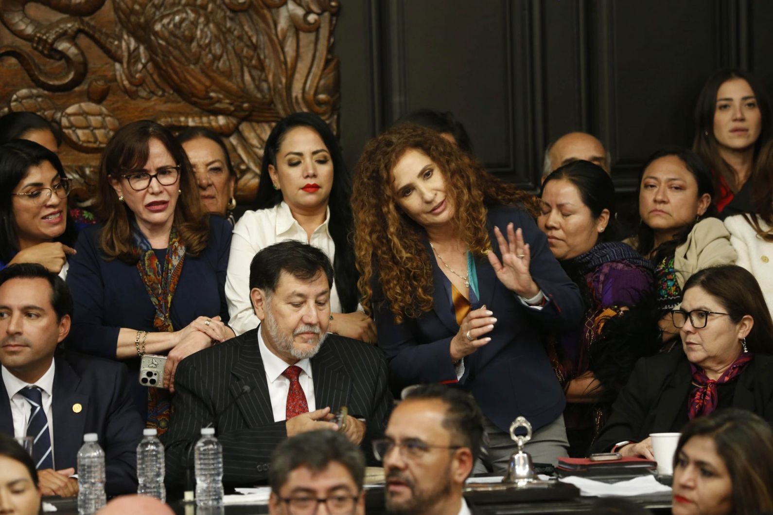 Senadores panistas toman la tribuna durante la discusión de la reforma al Poder Judicial. Fotografía: Cuartoscuro