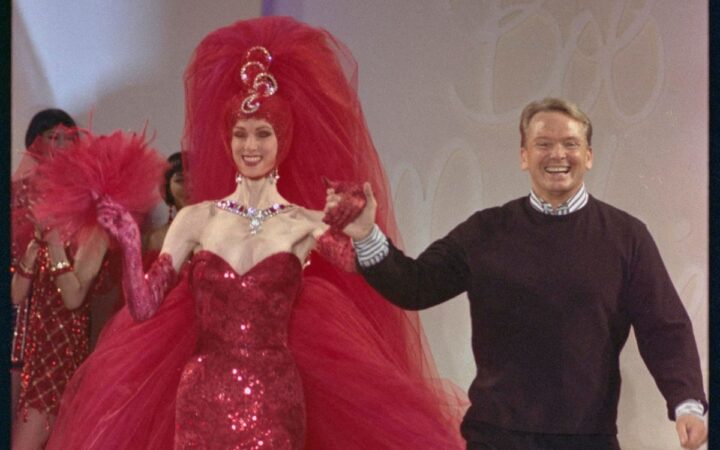 Muere Bob Mackie, el diseñador detrás de los icónicos looks de Cher y Diana Ross