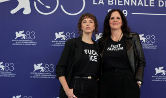 Laura Poitras abandera en Venecia el lema 'Fuck ICE': 'El migrante vive con miedo en EE.UU.'