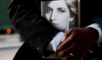 ¿Carlos 'jovial' tras la muerte de Lady Di?: Las acusaciones del libro de su hermano