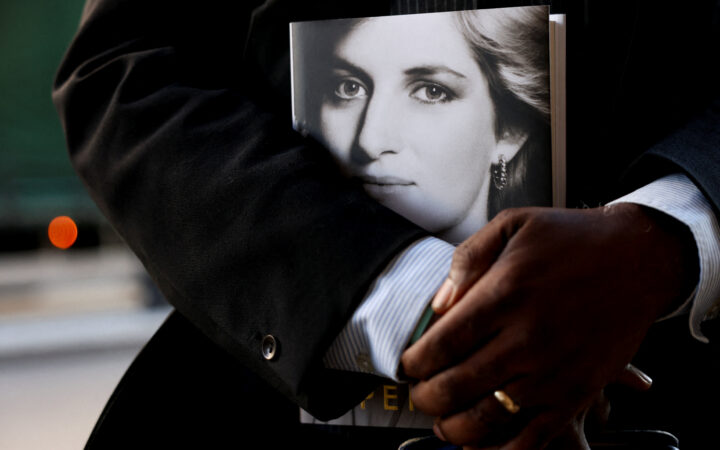 ¿Carlos 'jovial' tras la muerte de Lady Di?: Las acusaciones del libro de su hermano ¿Carlos 'jovial' tras la muerte de Lady Di?: Las acusaciones del libro de su hermano