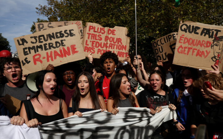 Protestas estudiantiles se extienden por Francia en plena huelga del sector público Protestas estudiantiles se extienden por Francia en plena huelga del sector público