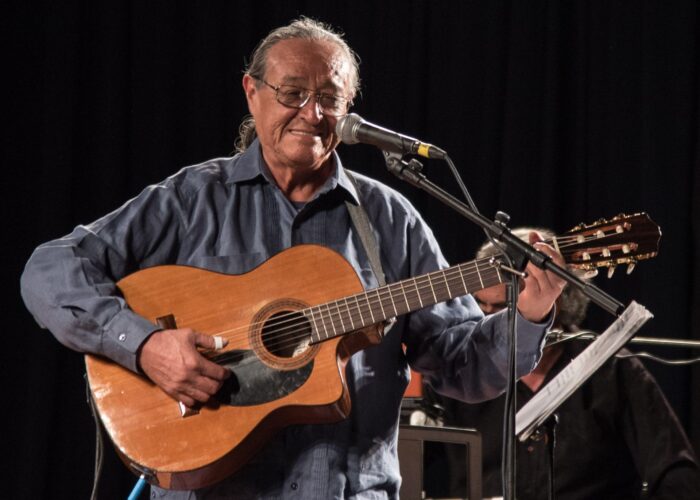 Nacido el 26 de mayo de 1950 en Comonfort, Guanajuato, Gabino Palomares fue uno de los fundadores del movimiento del Canto Nuevo en México y una de las voces más reconocidas de la Nueva Canción latinoamericana.