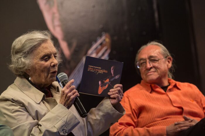 Apenas el pasado domingo, en una entrevista con la escritora Elena Poniatowska publicada por el diario La Jornada, el músico resumió así su trayectoria: "Yo, Elena, soy más luchador social que artista".