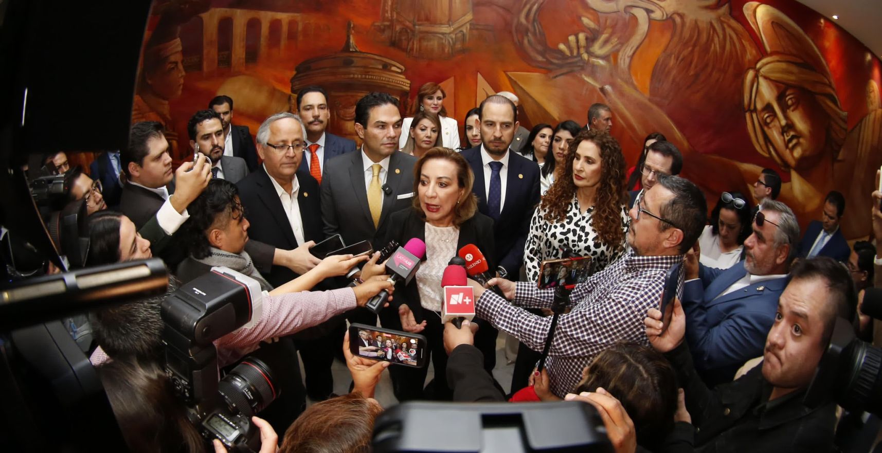 La senadora Guadalupe Murguía, acompañada de Marko Cortés y otros compañeros de bancada ofrecieron una conferencia de prensa en la cual reiteraron su negativa al dictamen de la reforma al Poder Judicial. Fotografía: Grupo Parlamentario de Acción Nacional en el Senado