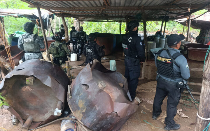 Desmantelan tres laboratorios clandestinos para producir metanfetamina en Guerrero Desmantelan tres laboratorios clandestinos para producir metanfetamina en Guerrero