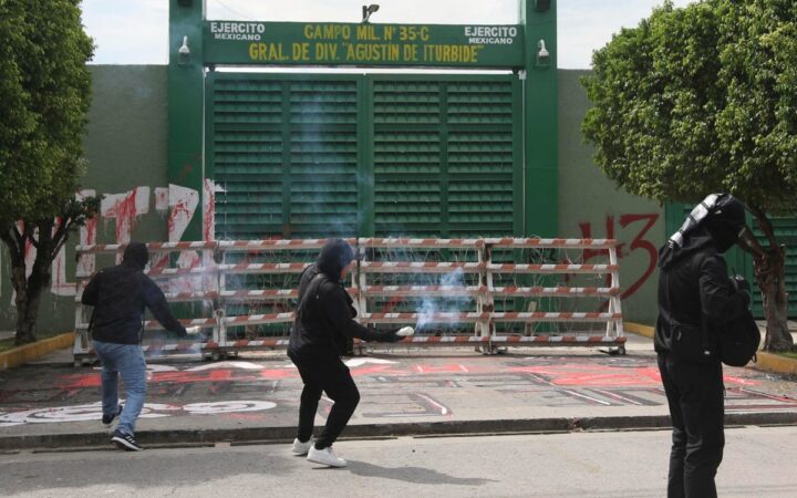 Normalistas lanzan petardos contra instalaciones militares por caso Ayotzinapa Normalistas lanzan petardos contra instalaciones militares por caso Ayotzinapa