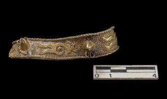 Regresa a México brazalete zapoteca que podría pertenecer al lote 