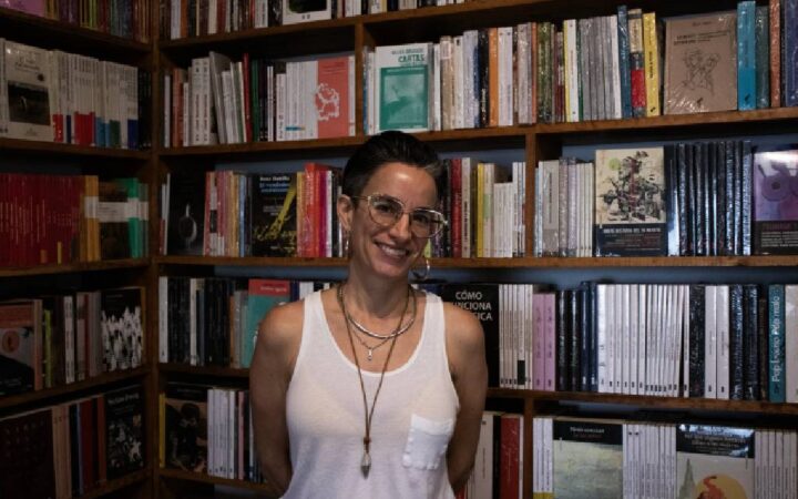 “No podría imaginarme escribir sin implicarme en la vida cotidiana”: Gabriela Jauregui “No podría imaginarme escribir sin implicarme en la vida cotidiana”: Gabriela Jauregui