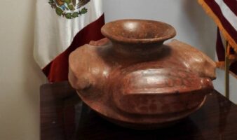 Entregan a México milenaria pieza arqueológica de Colima