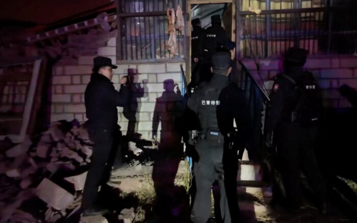 Las autoridades chinas intensificaron este viernes las operaciones de rescate tras el terremoto de magnitud 7 que sacudió anoche la región del Tíbet, en el oeste del país, y que ha dejado al menos 16 muertos y 54 heridos.