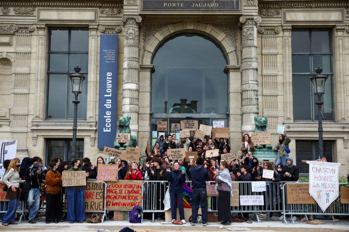 Manifestantes y estudiantes de escuelas de arte y cultura bloquean la entrada al Museo del Louvre