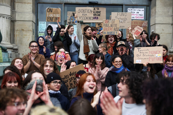 Manifestantes y estudiantes de escuelas de arte y cultura bloquean la entrada al Museo del Louvre
