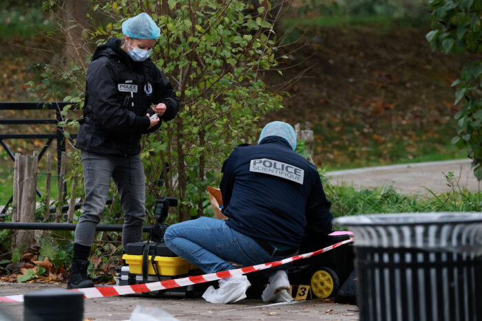 La policía forense y judicial francesa trabaja en el lugar de los hechos tras un tiroteo desde un vehículo que dejó un muerto y varios heridos en Trappes, en el departamento de Yvelines, cerca de París, Francia