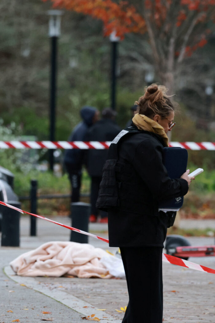 Foto: Reuters / La policía forense y judicial francesa trabaja en el lugar de los hechos tras un tiroteo desde un vehículo que dejó un muerto y varios heridos en Trappes, en el departamento de Yvelines, cerca de París, Francia.