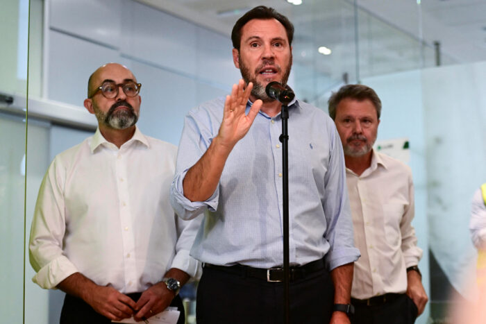 El ministro de Transportes de España, Óscar Puente , habla con los medios de comunicación tras la colisión de dos trenes de alta velocidad entre las localidades de Mora y Orgaz, en Madrid, España