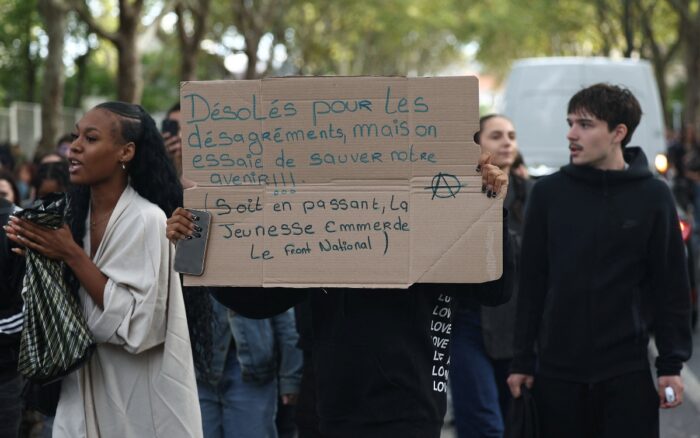 La actual oleada de protestas estudiantiles comenzó por el descontento por el deterioro general en los centros educativos debido a la falta de sustitución de los profesores ausentes y los problemas de mantenimiento de las instalaciones, que no cumplen las condiciones adecuadas para los estudiantes.