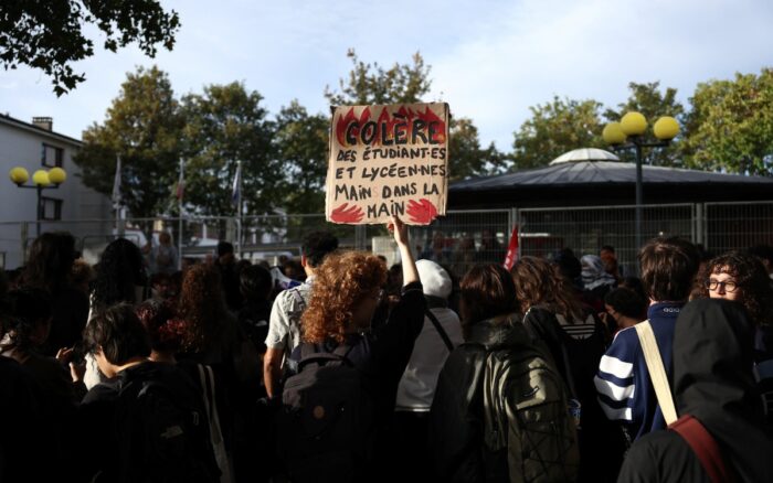 El Gobierno anunció el viernes medidas para tratar de apaciguar la movilización -como un plan para acelerar la sustitución de los profesores ausentes-, pero las promesas hasta la fecha han sido consideradas insuficientes por las organizaciones estudiantiles.