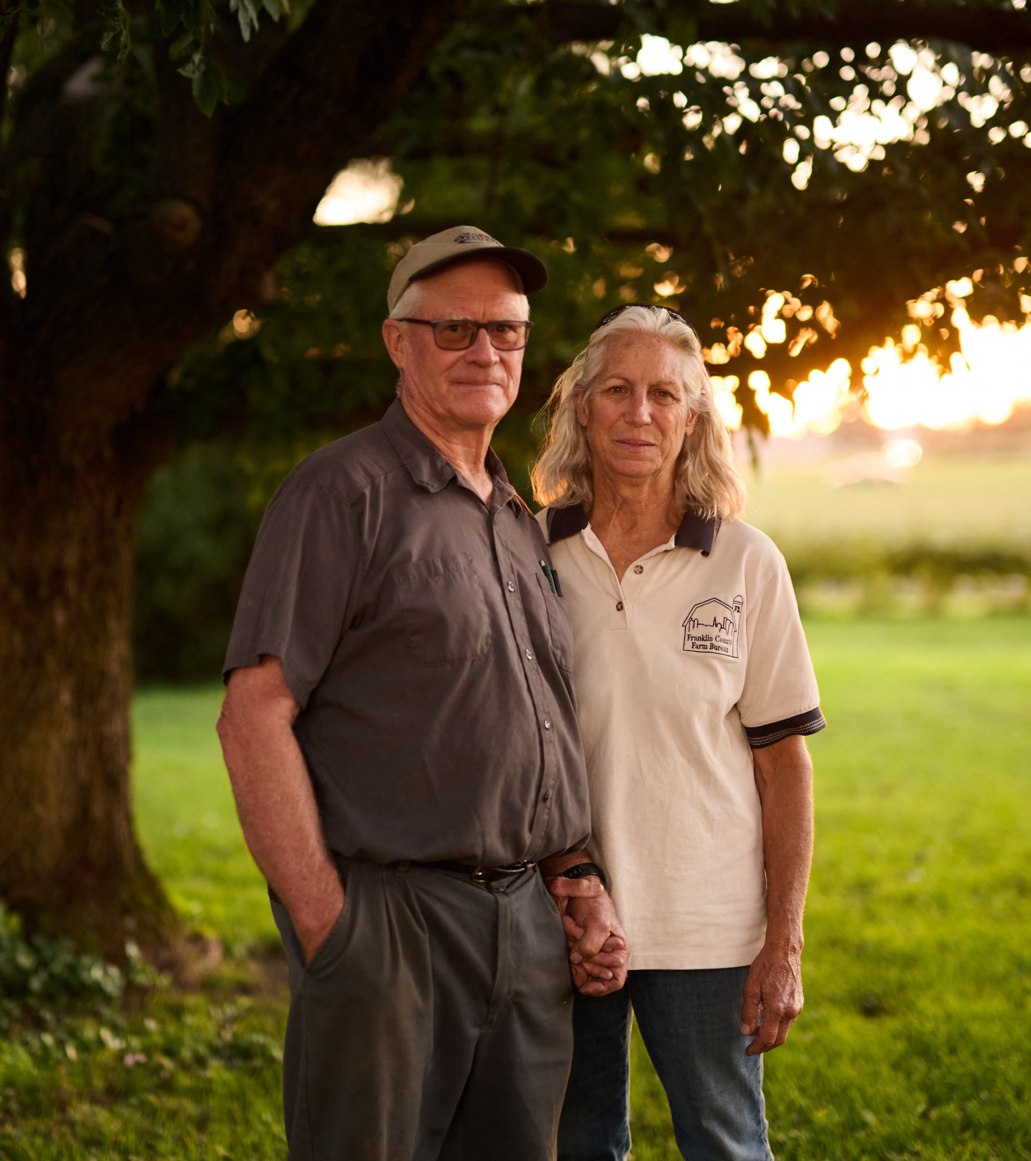David Schacht, de 69 años, y su esposa Lisa Schacht, de 67, en su granja en Canal Winchester, Ohio, el 27 de septiembre de 2026. Foto por DUSTIN FRANZ / AFP