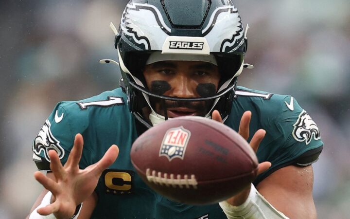 Jalen Hurts se perderá el resto de temporada tras presentar coágulos de sangre en pulmones Jalen Hurts se perderá el resto de temporada tras presentar coágulos de sangre en pulmones