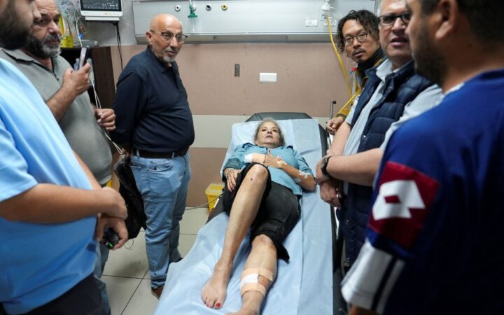 Colonos golpean a una periodista de EE.UU. en Cisjordania ocupada Colonos golpean a una periodista de EE.UU. en Cisjordania ocupada