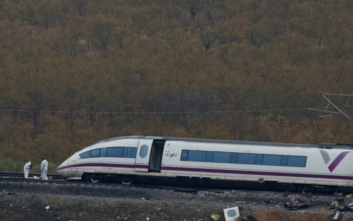 España identifica a las víctimas del choque de trenes ante la angustia de sus familias España identifica a las víctimas del choque de trenes ante la angustia de sus familias