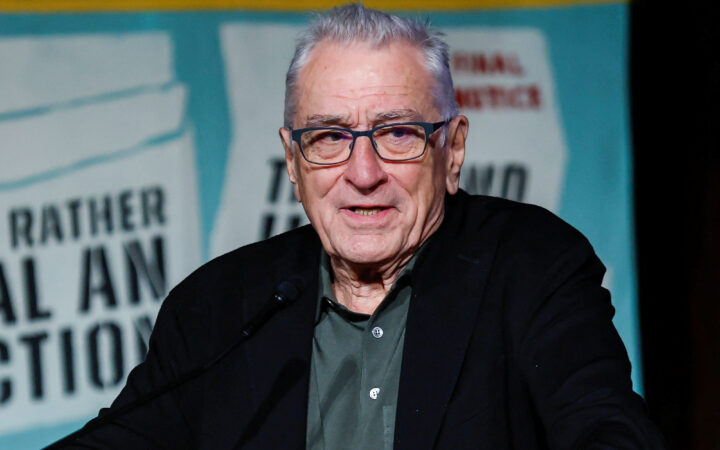De Niro arremete contra Trump y le llama 'cobarde' en un acto público De Niro arremete contra Trump y le llama 'cobarde' en un acto público