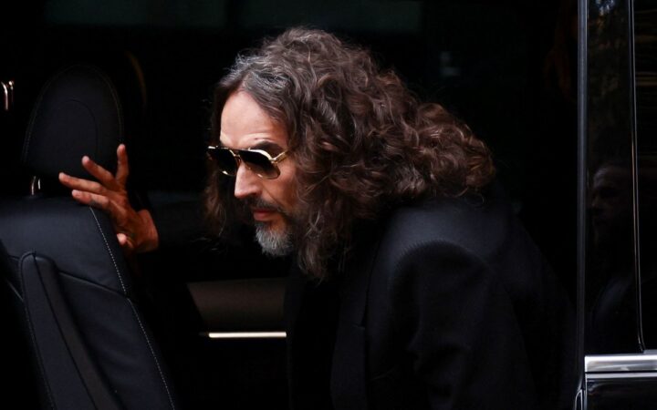El actor británico Russell Brand, descrito como 'depredador sexual' en juicio por violación El actor británico Russell Brand, descrito como 'depredador sexual' en juicio por violación