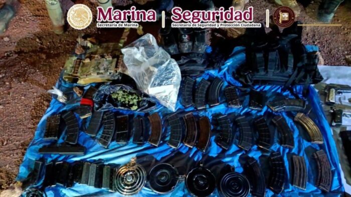 Agentes mexicanos capturaron a cuatro presuntos integrantes de un grupo delictivo, además de abatir a considerado por las autoridades un objetivo prioritario y decomisaron armas, vehículos y droga en el estado de Sonora, en el noroeste del país.